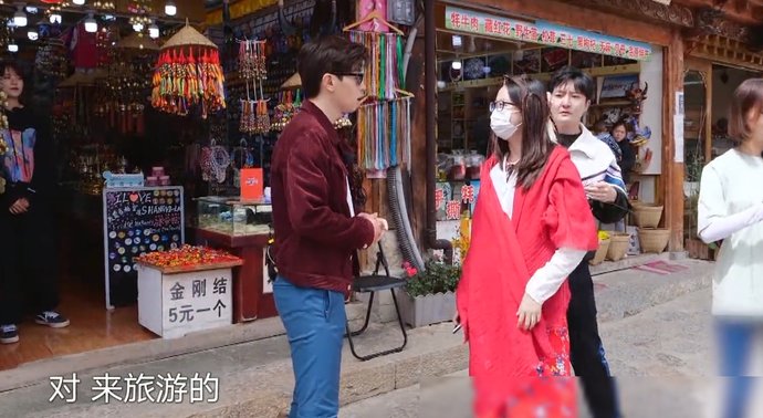  伴郎|邓伦偶遇新婚夫妻，谁注意他的反应？弹幕：咋没请我当伴郎呢