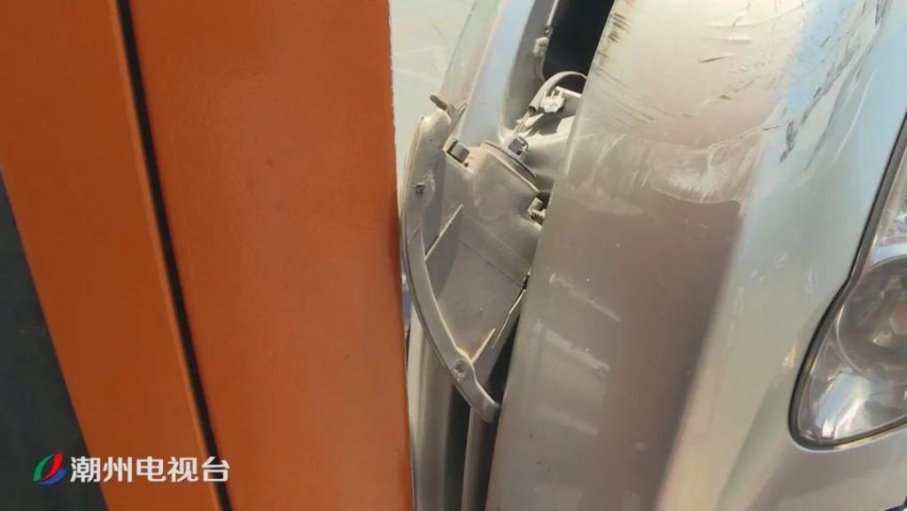  车主|绿榕北路一辆小轿车侧翻在机动车道上，车主一头雾水