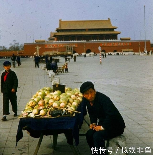  令人|70年代中国社会老照片：图1让人倍有面儿，图7女子行为令人反感