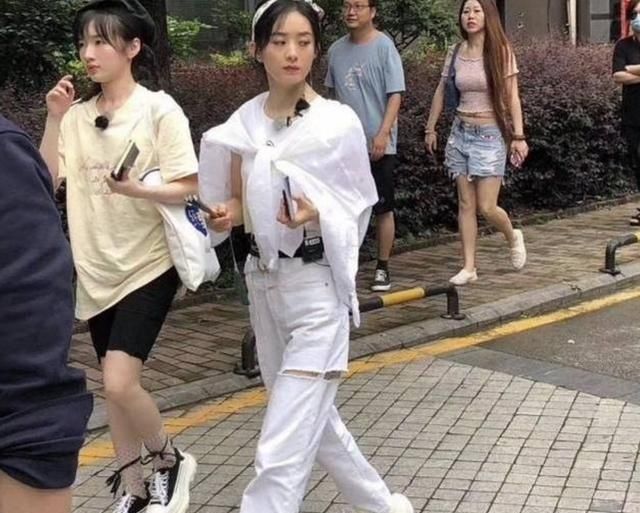  神色|《中餐厅》杀青，赵丽颖合照微笑难掩倦容，疲惫神色惹粉丝心疼