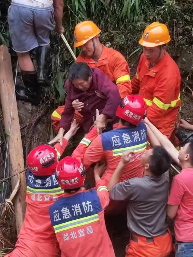 突降暴雨！宜昌兴山消防赶赴一线抢险救灾