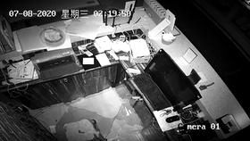 赶紧|惊了!他“缩骨”钻门缝,一夜连盗两家店!警方提醒:这种锁赶紧换!