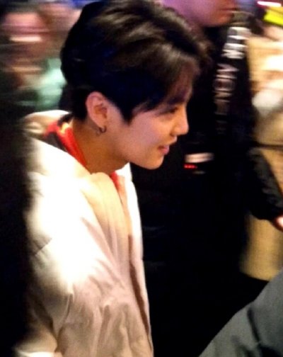  看起来|路人镜头下男星：鹿晗颜值逆生长，杨洋变身小奶狗，他几乎没变？