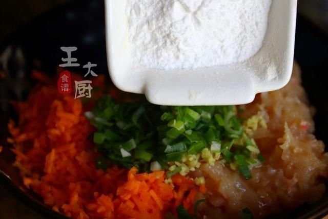 好吃|吃过一定会爱上的玉米片炸胡萝卜鸡胸肉丸子,简单好做,非常好吃