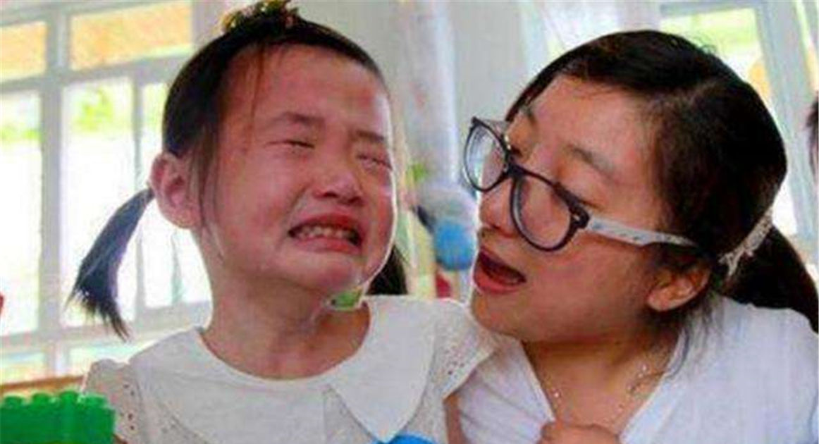  帮忙|孩子大喊“救命”，周围却无一人上前帮忙，看完把大牙都笑掉了