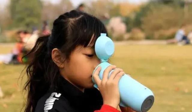  不锈钢内胆|保温杯变“要命杯”, 倒出热水秒变“毒水”, 很多孩子都在用