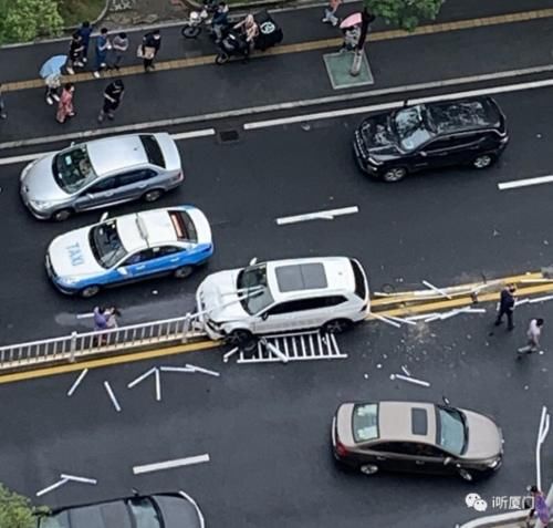 躲过一劫|场面太吓人!多根护栏插破出租车挡风玻璃直逼驾驶室!司机躲过一劫……