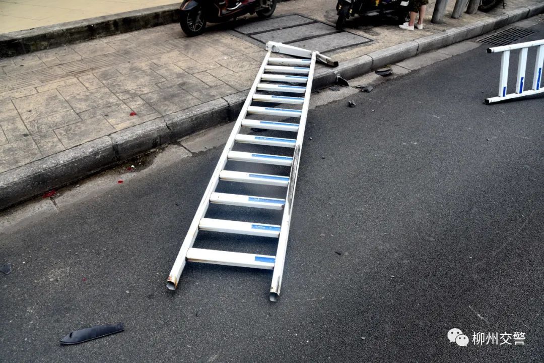  小型新能源|柳州67岁老人驾驶小E突然失控，一路冲撞！其称“车辆停不下来”