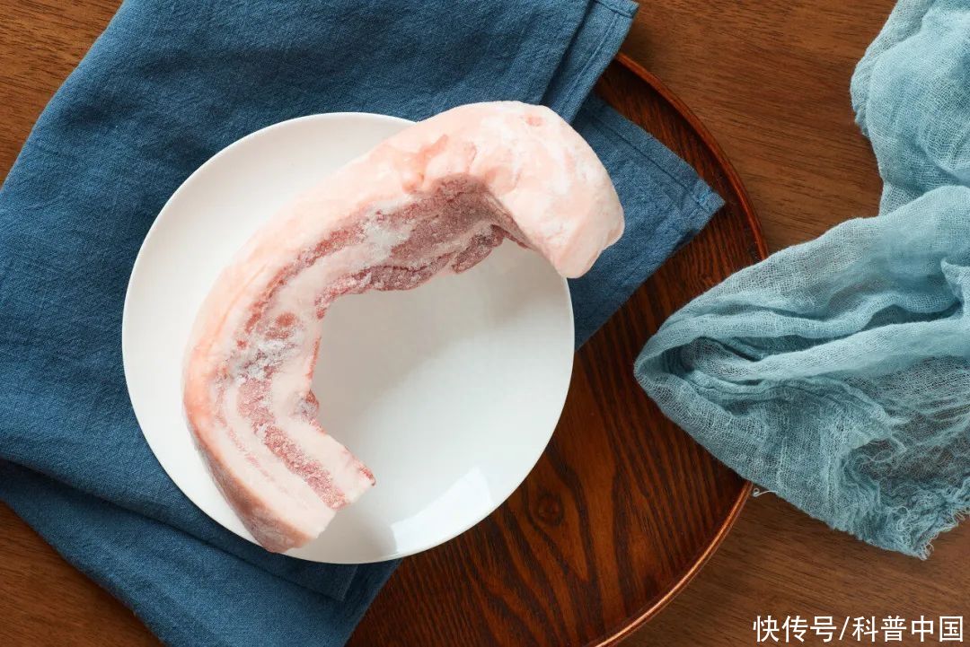 把肉放在水里解冻好不好(别再把肉泡水里解冻啦，这种做法真的不可取！)