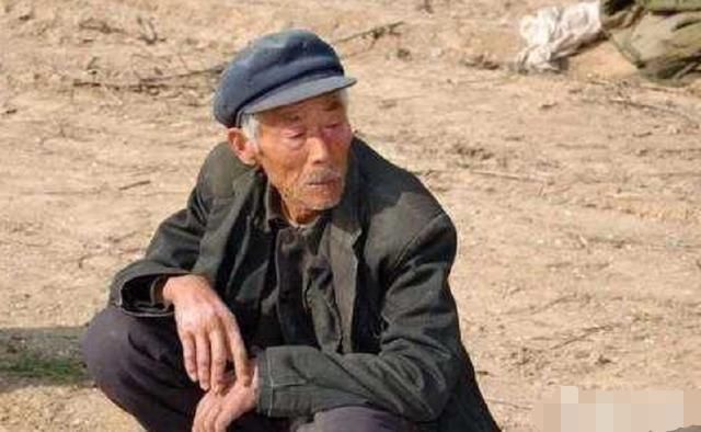 老人|在农村里，为什么有些老人戴帽子时要在里面垫一张纸？