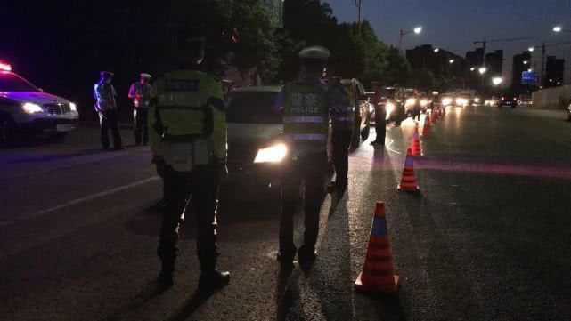 交警|非法改装“炸街”楚雄市交警向市民征集违法行为线索