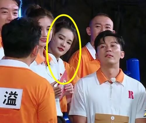  主动|她才是《跑男》最得宠的女嘉宾，被王嘉尔主动牵手，还“揽在”怀里