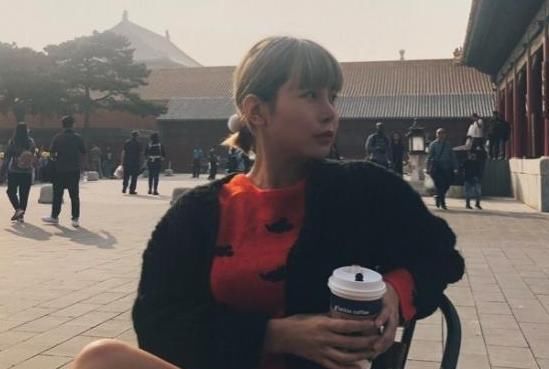 坐在|那个“宁愿坐在宝马里哭”的拜金女孩马诺,十年过去,她笑了吗?