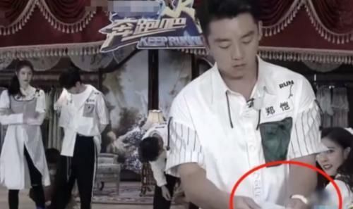  蔡徐坤|蔡徐坤节目上用嘴叼袜子，谁注意他扭头后的小举动嫌不嫌弃太明显