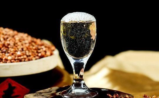 看不到|五斤粮才出一斤酒的酱香酒,为何酒厂内却看不到堆积如山的酒糟?