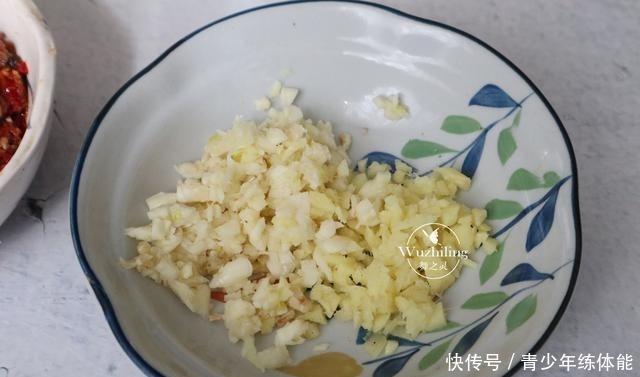 剁椒鱼头|过年在家连吃几天没胃口不如试试这道菜,上桌全家顿时流口水