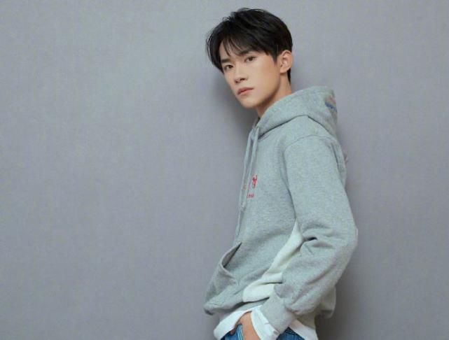  华彩|易烊千玺监考《华彩少年》笔试，你觉得被他监考是怎样的体验？