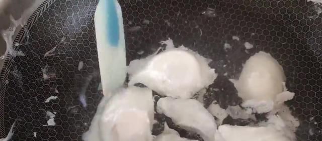  鸡蛋|你做的荷包蛋还会散？学学这个小技巧，以后做荷包蛋百分百不会散