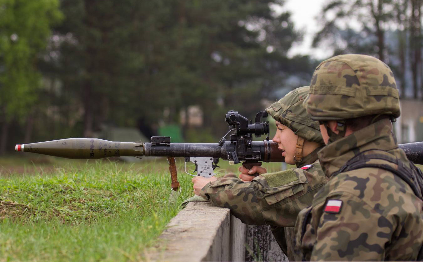  配备|野外遇到狼群，一支冲锋枪配备6个弹匣，也会变成“烧火棍”