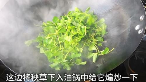 鲜香|大厨将鲳鳊鱼搭配这种野菜一起烧，鲜香滑嫩，营养又开胃