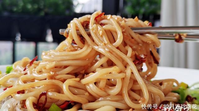 煮出|煮面条最忌水开下锅,面馆老板教我煮面小技巧,煮出的面劲道爽滑
