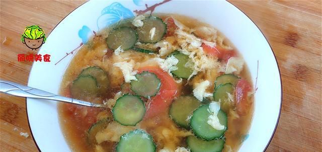  试试|黄瓜别凉拌了，试试这做法，淋入2个鸡蛋，营养又鲜嫩，太美味了