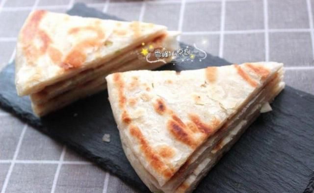  烙饼|烙饼层次分明外酥里软，大厨：多＂1步＂妥妥的，可惜好多人不知道