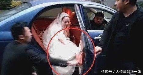 新娘|大婚当天，新郎在街上下跪求新娘下车，路人知道后纷纷谴责！