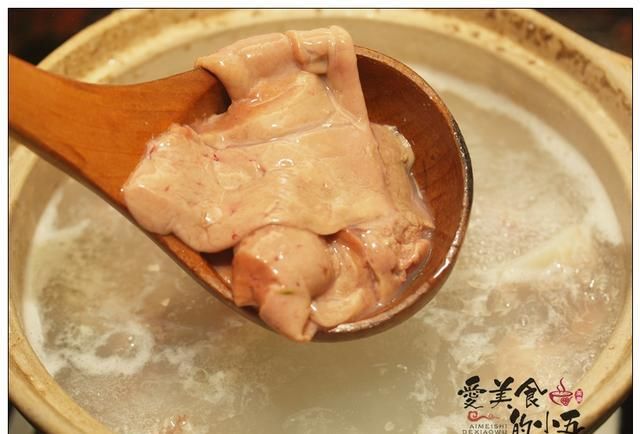  浸泡|新鲜的鱼肚与鱼肝，别人不要的食材，却是潮汕人煮汤的上好食材