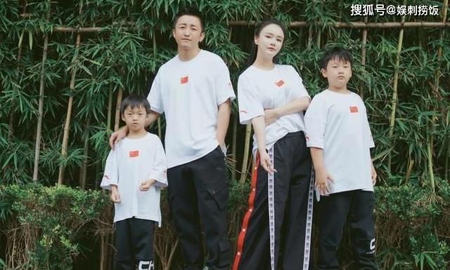  身影|邹市明一家四口合照未见三胎儿子身影，大儿子身高直窜快追上妈妈