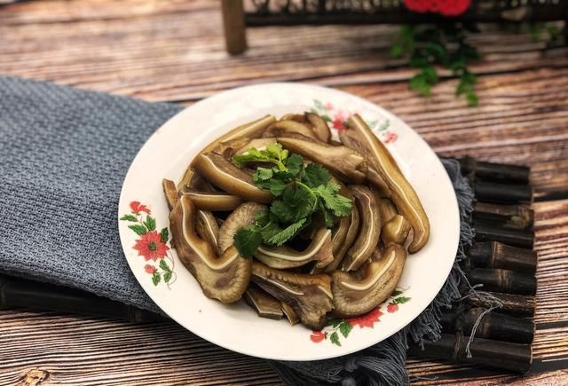 下酒|猪身上最脆爽的一块肉,简单卤一卤,下酒下饭还能美容养颜