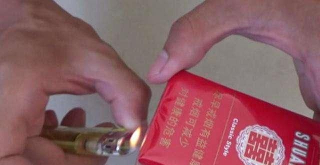  烟盒|这么多年的烟都白抽了，打火机烧一下底部，你会感谢我的！