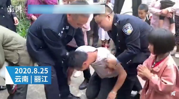  父亲|泪目！丽江被抱走3岁男孩父亲跪谢警察，网友痛斥人贩子