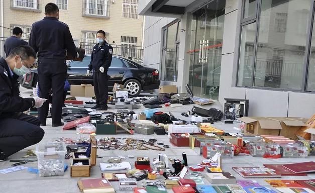 纪念币|黄金首饰、烟酒、纪念币，700件价值200万的赃物铺满篮球场！警方打掉特大入室盗窃团伙