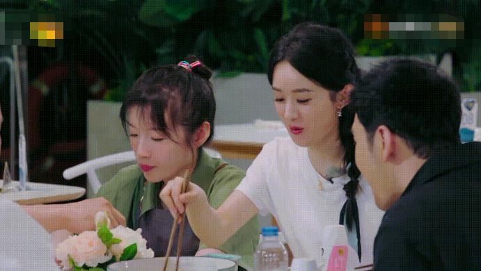 身姿|赵丽颖懒理争议照常营业,穿粉色波点裙秀婀娜身姿,手持鲜花人比花娇