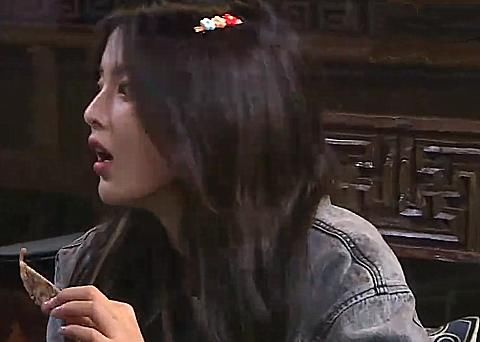  超越|有种“不做作”叫杨超越，其他嘉宾蹲着看孩子吃饭，唯独她有自己的想法