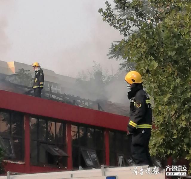 现场|情报员在现场|济南经四纬六路牛阵烧烤着火,浓烟扩散到整个路口