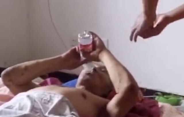 摔倒|独居老人摔倒4天滴水未进,靠敲盆获救,网友:常回家看看