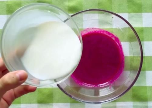 火龙果|牛奶的美味新吃法,搭配火龙果做成甜品,软嫩滑爽,甜而不腻