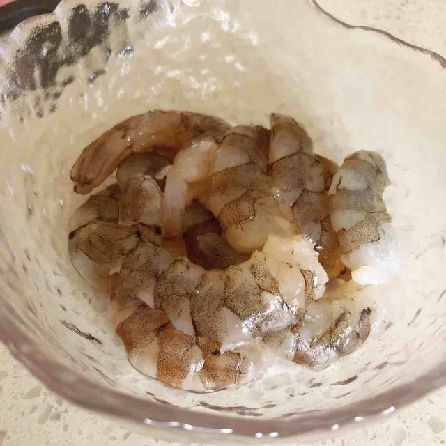  虾仁|芦笋炒虾仁的家常做法，清淡鲜香，虾肉滑嫩，出锅好看又好吃