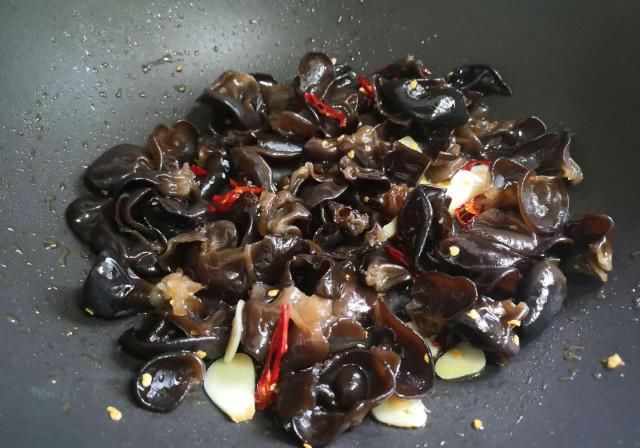  别错过|入伏后，吃这菜正当时，2元一把，清脆爽口，排毒甩脂肪，别错过