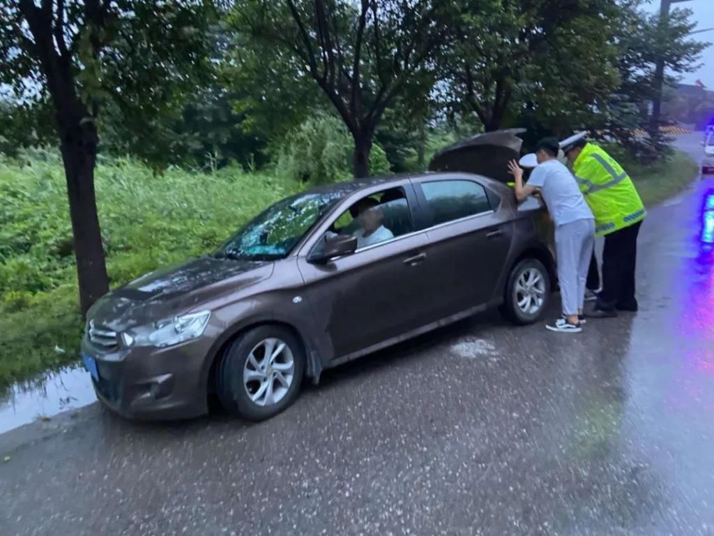  陷入|三原：车辆陷入排水沟，交警及时伸援手