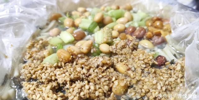 面条|豫西农村老妇坚持10年卖山野菜杂面条,好吃不贵,每天卖出200碗