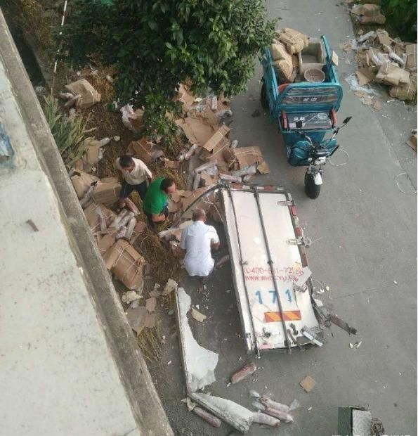  猪肉|货车遭遇事故，7吨猪肉遭附近村民哄抢，尽显人间险恶！车主无奈
