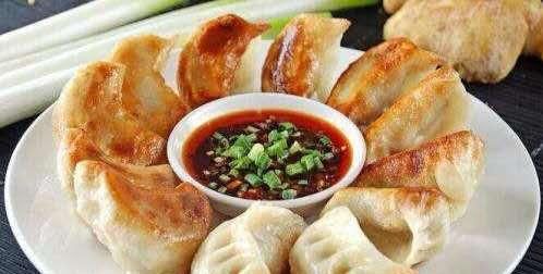  外酥|做煎饺时不要直接下锅煎，多加一步，不出水不破皮，外酥里嫩