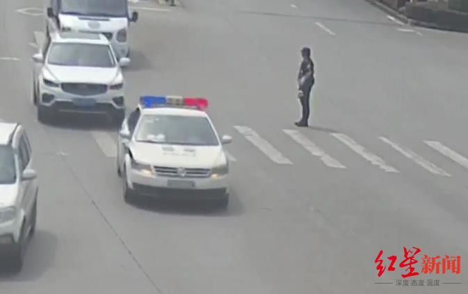 未满月婴儿呛奶出现窒息症状，警车开道紧急送医，救回孩子一命