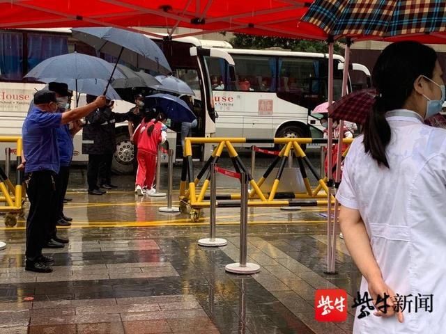 爱心|中考考场门口，一把把雨伞撑起一条“爱心护考通道”