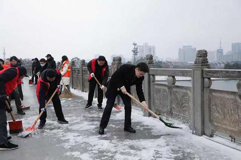 湖南武陵：众志成城战风雪 清扫冰雪暖人心