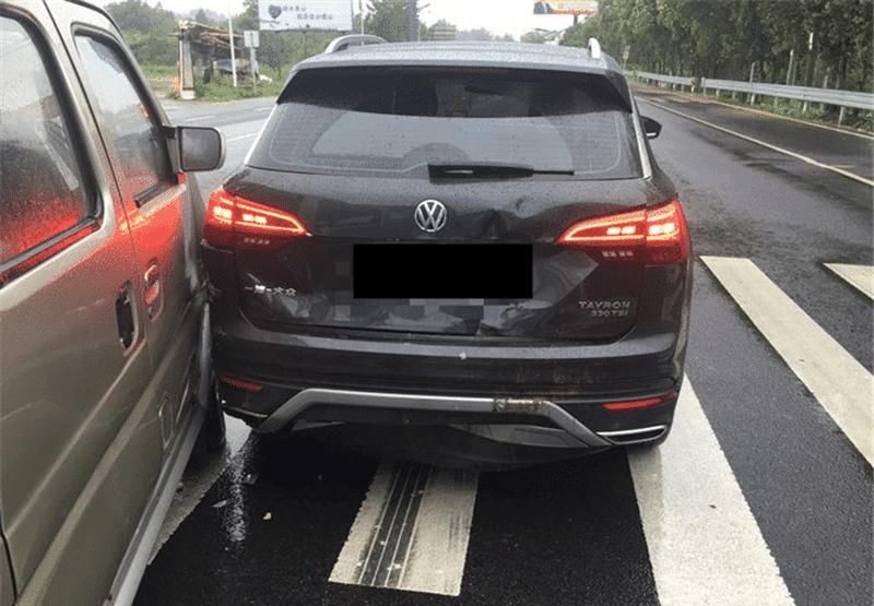  质量|探岳被面包车追尾，车主：只是等个红绿灯，你还想验下新车质量？