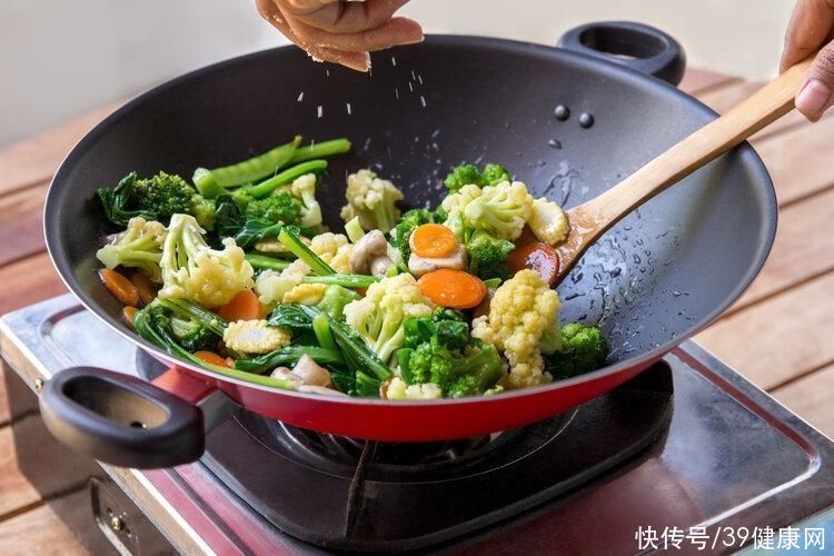 高血压不想脑出血要远离4种食物(听一句劝：高血压不想脑出血，4种食物要少碰，再馋都要忍住)